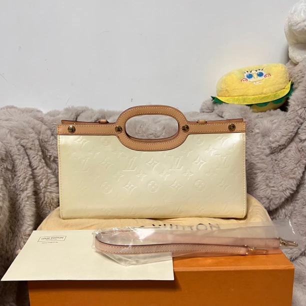 全新未使用 LouisVuitton/路易威登 漆皮三角包 全套带票 鱼鱼