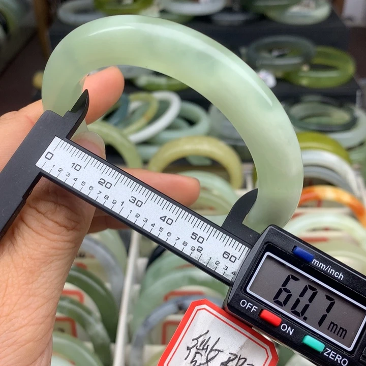 蛇纹石玉未镶嵌手镯333