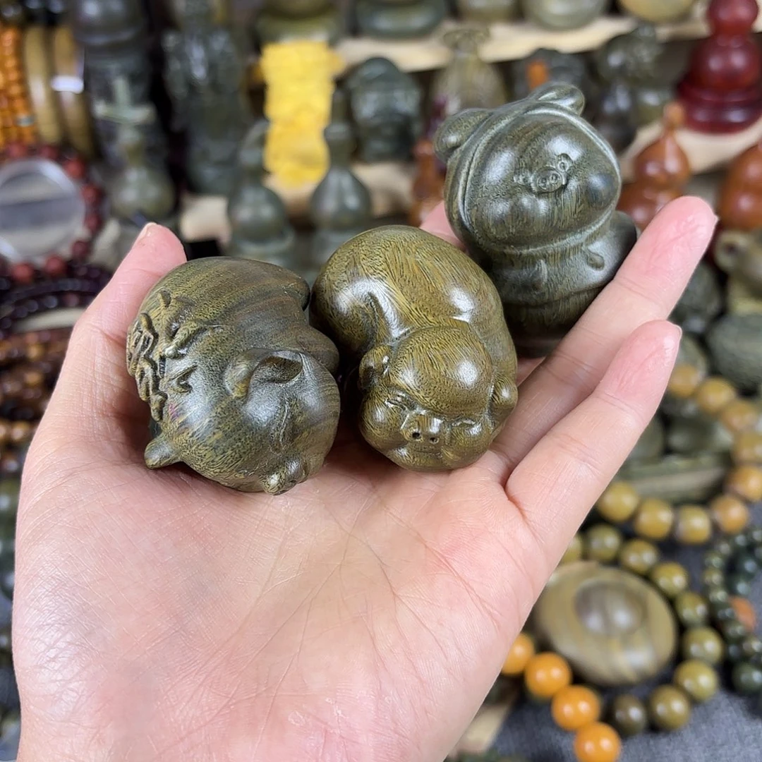 绿檀闲**步绿檀手把件猪三个