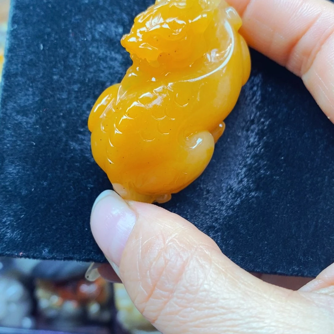 未镶嵌石英质玉（黄龙玉）颈饰