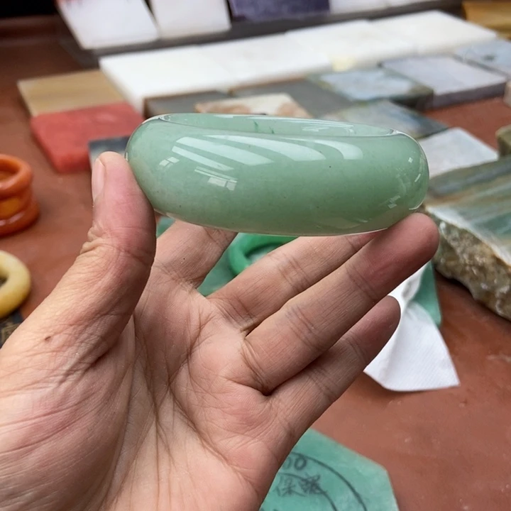 程***未镶嵌手镯石英岩玉