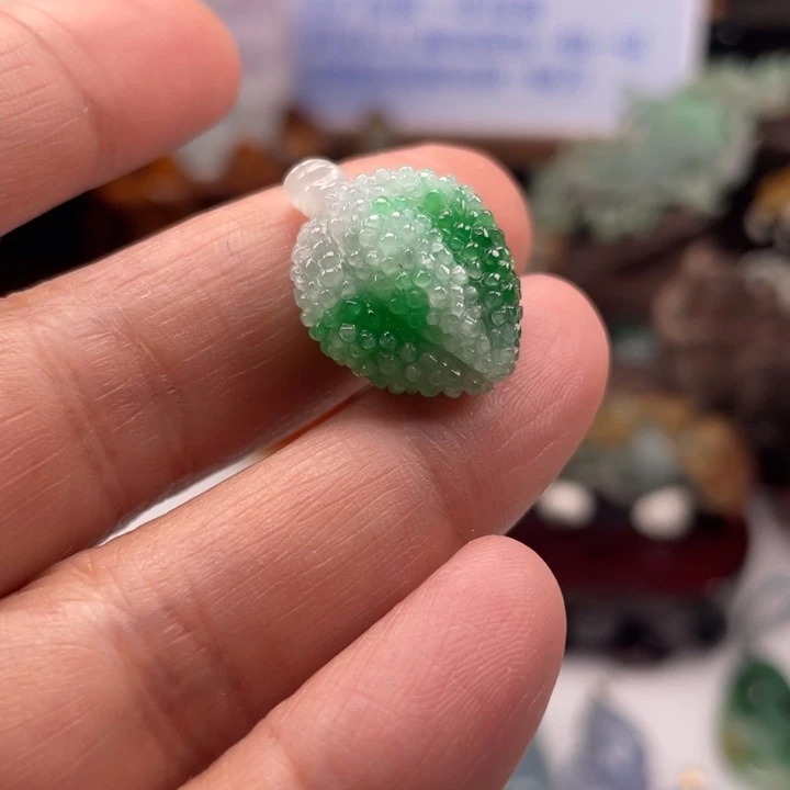 翡翠未镶嵌颈饰榴莲