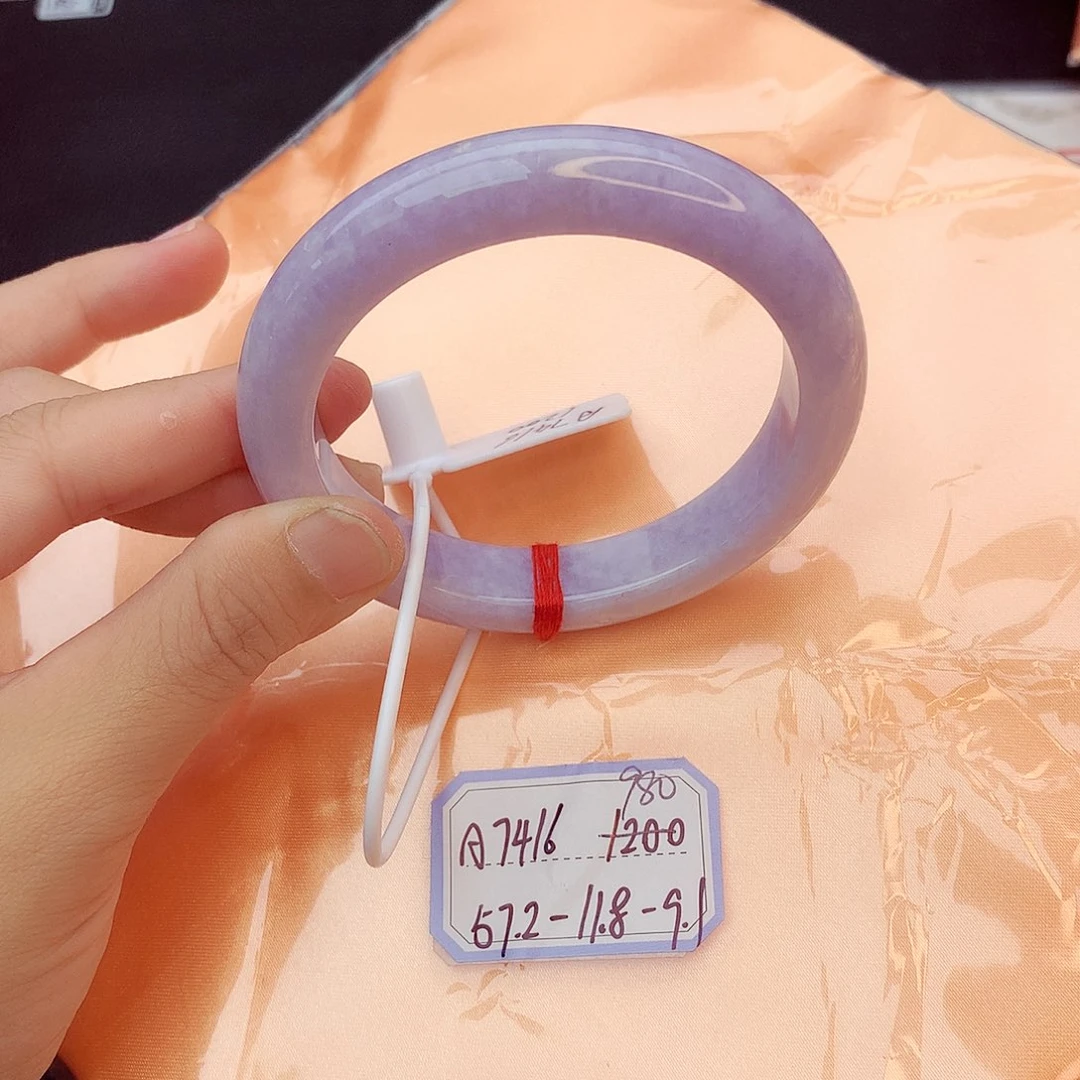 翡翠手镯未镶嵌翡翠