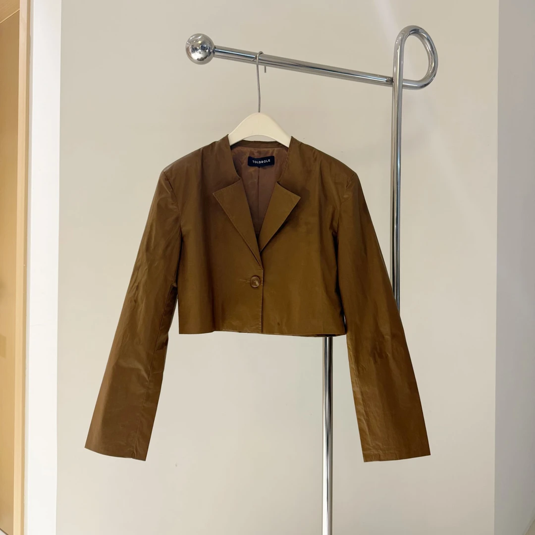 【塔鹿蕾】设计师新款复古韩系翻领垫肩纸质感高腰短款外套A216