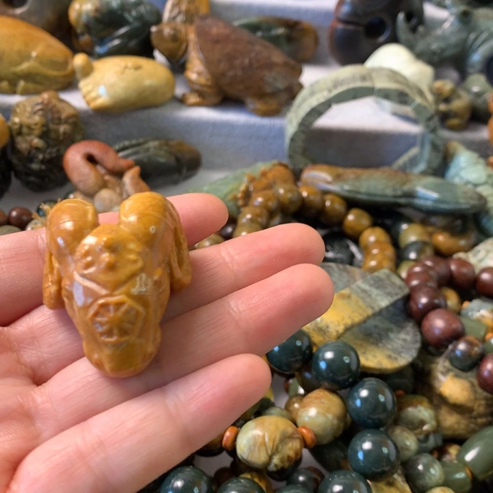 未镶嵌岫岩河磨玉（透闪石质玉）把件