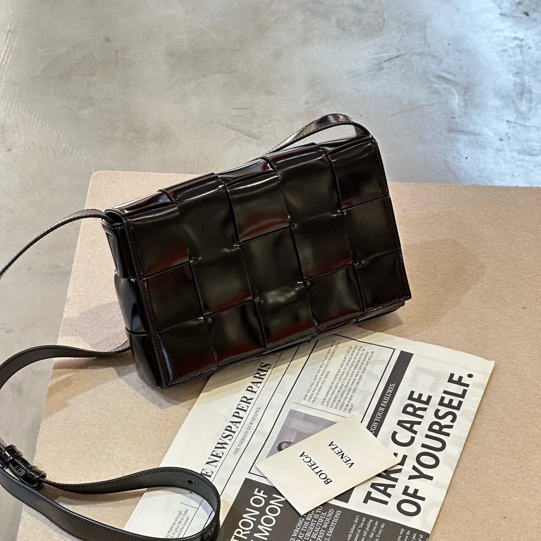 未使用 BOTTEGA VENETA/葆蝶家 编制磁扣枕头豆腐包 黑色 漆皮