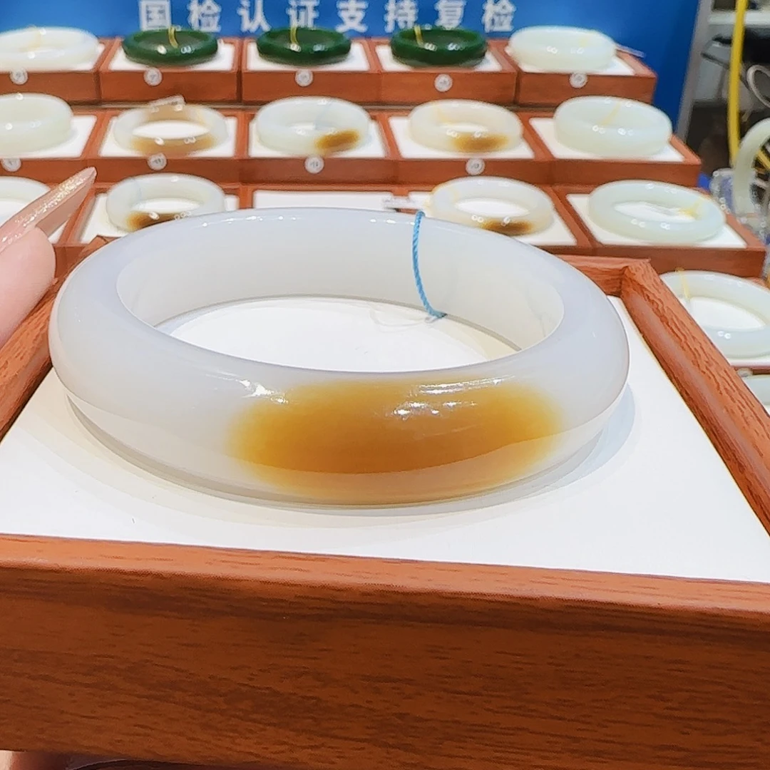 用***6和田玉未镶嵌手镯