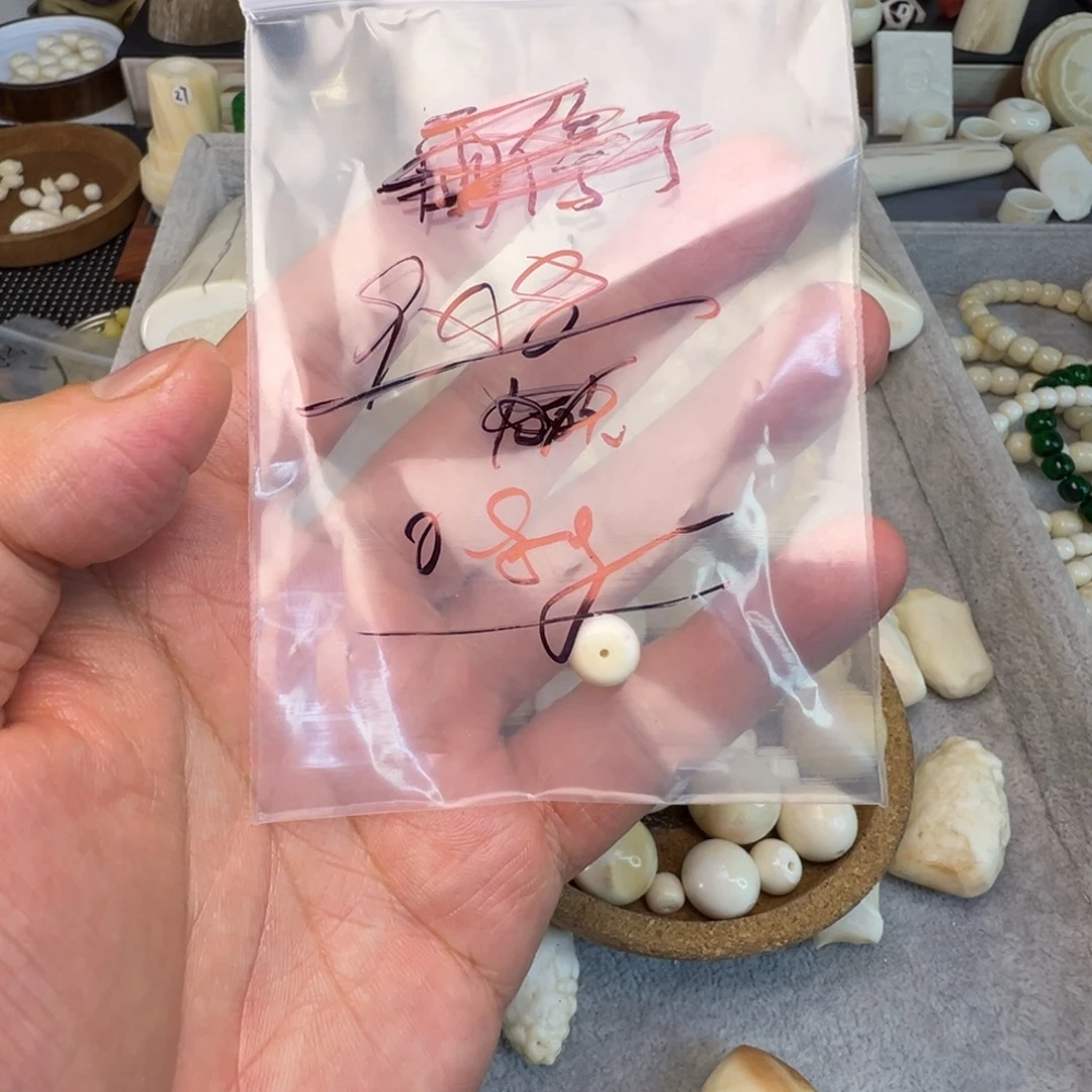野***狼裸石琥珀未镶嵌特价处理