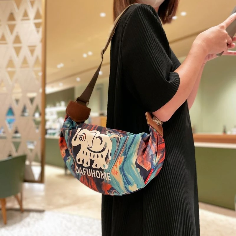 超火轻便包包女2025新款高级帆布女包饺子包休闲旅游女士斜挎包小