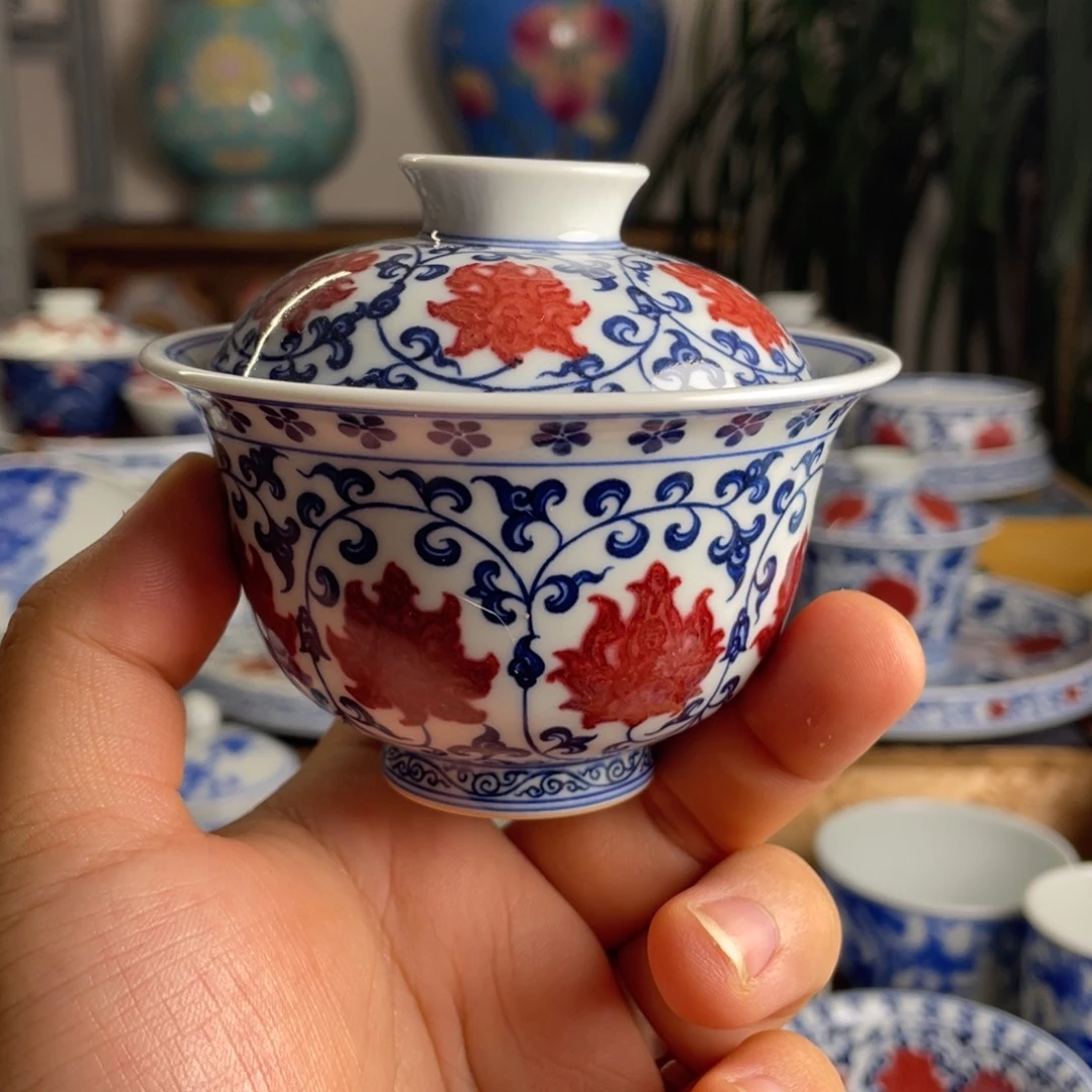 釉里红缠枝莲盖碗