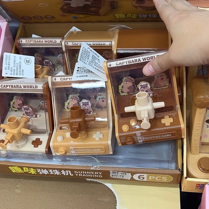 6个装卡皮巴拉弹珠机