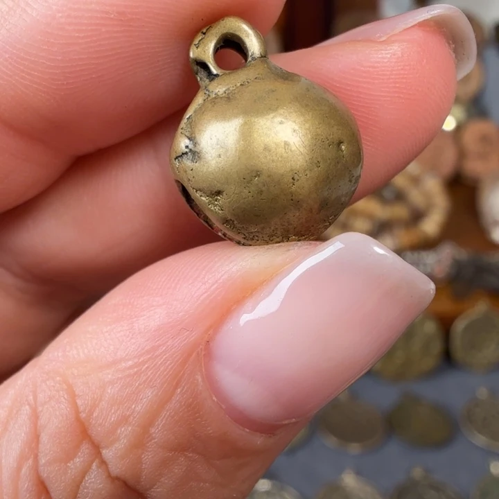 金属材质铃铛一个