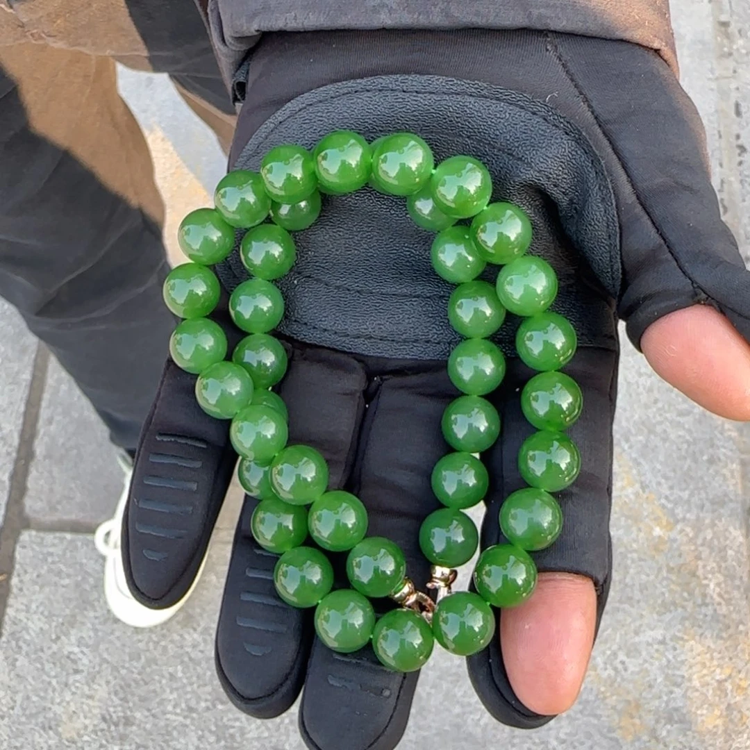 和田玉未镶嵌颈饰阳绿卡十二