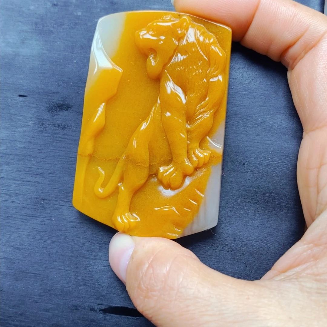 石英质玉（黄龙玉）颈饰未镶嵌