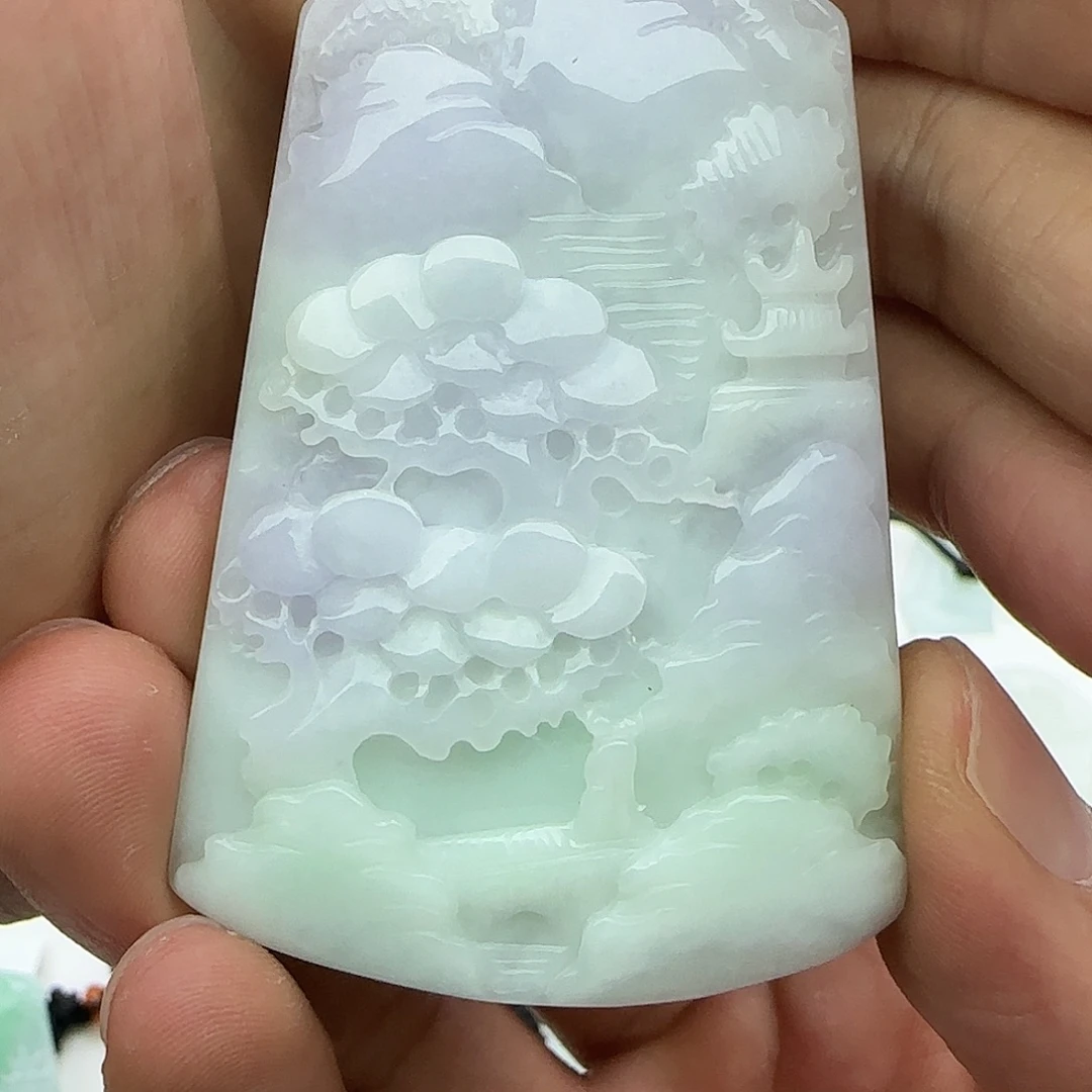 忙***是翡翠未镶嵌颈饰翡翠