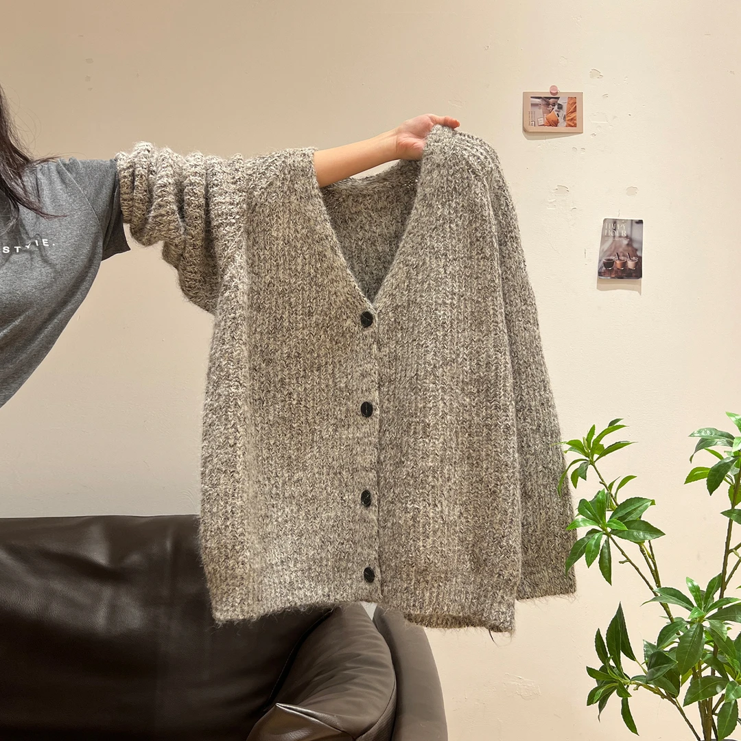 夏珍 韩系复古风V领单排扣毛衣外套女2025秋冬季新款宽松针织开衫