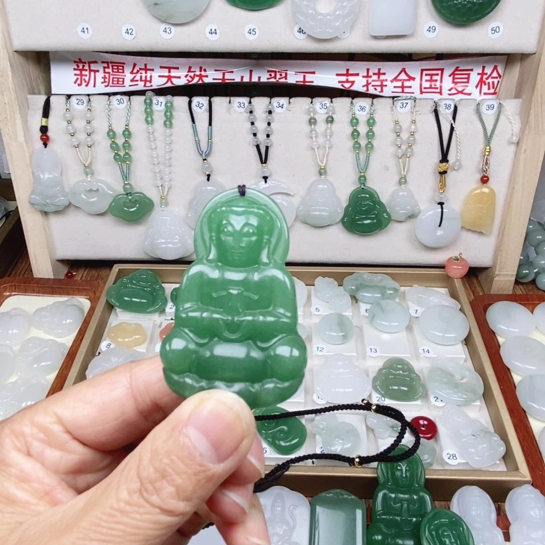 石英质玉（非洲翠）未镶嵌颈饰