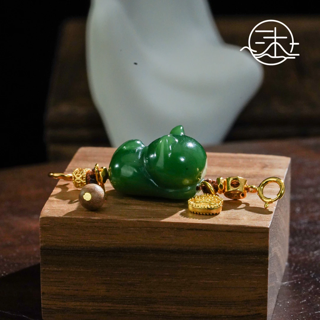 木润【趴趴猫】天然和田碧玉趴趴猫吊坠  S925银