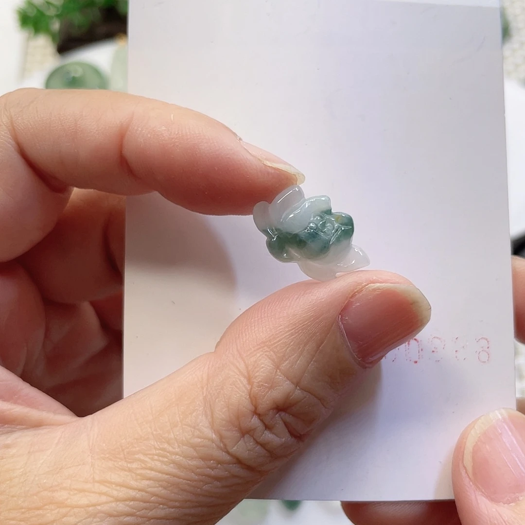 翡翠未镶嵌颈饰莲花