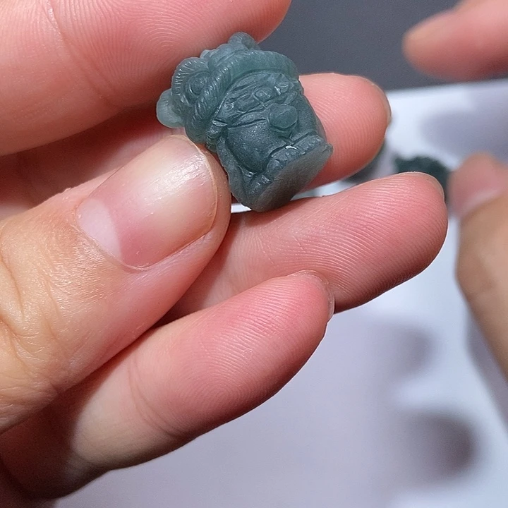 翡翠未镶嵌颈饰醒狮