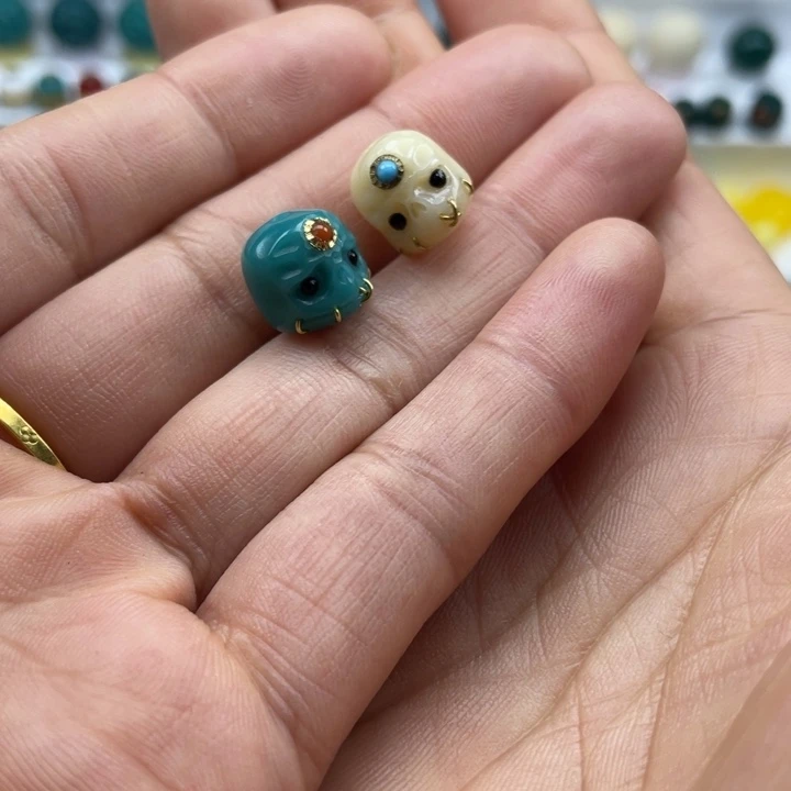 琉璃颈饰雪巴琉璃