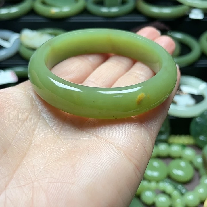 小***吃和田玉未镶嵌手镯