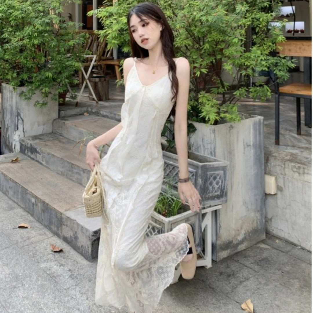 V领蕾丝法式吊带连衣裙女春季2025新款收腰A字显瘦垂感杏色长裙子