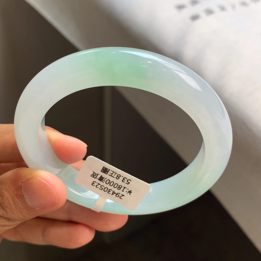 翡翠手镯未镶嵌浅冰绿手镯