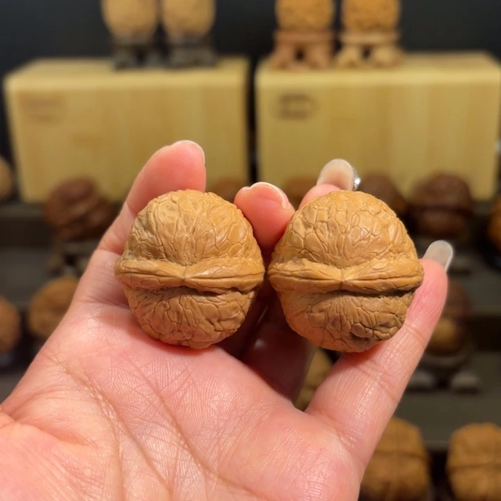 文玩核桃把件金丹绣球