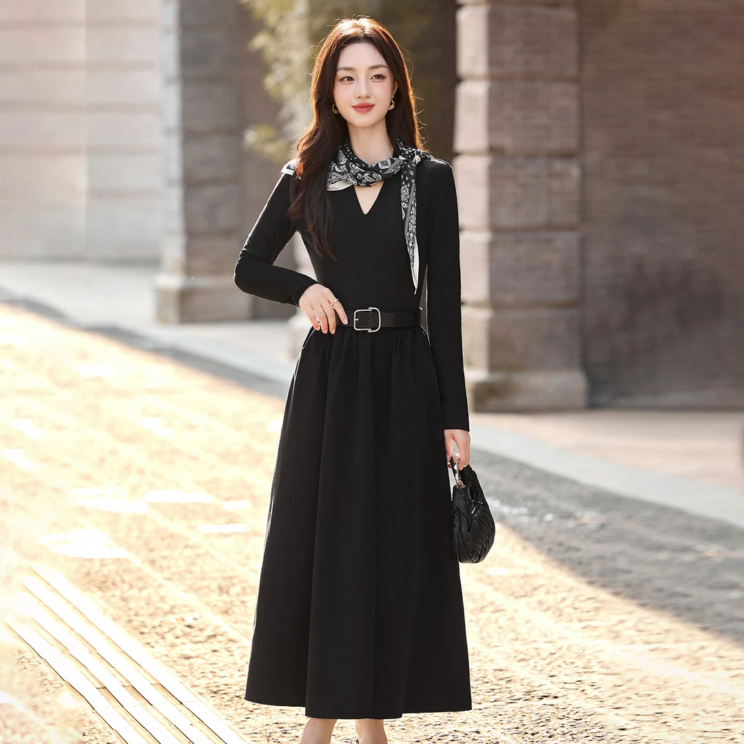 2025秋季新款简约V领拼接时尚气质百搭连衣裙 配腰带+丝巾 AH8120