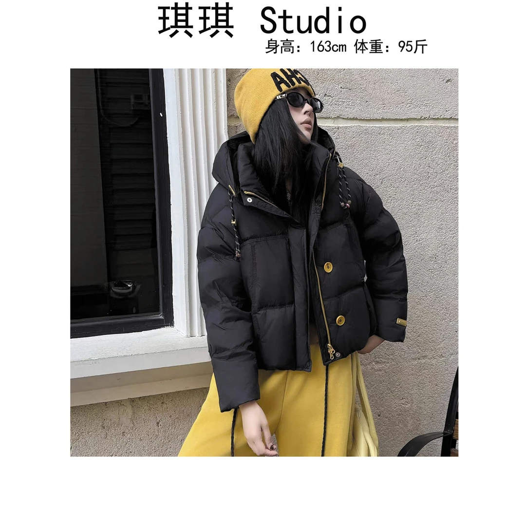 《琪琪家》冬季新款重工设计感袖标纽扣抽绳连帽石墨烯云绒服6128-N