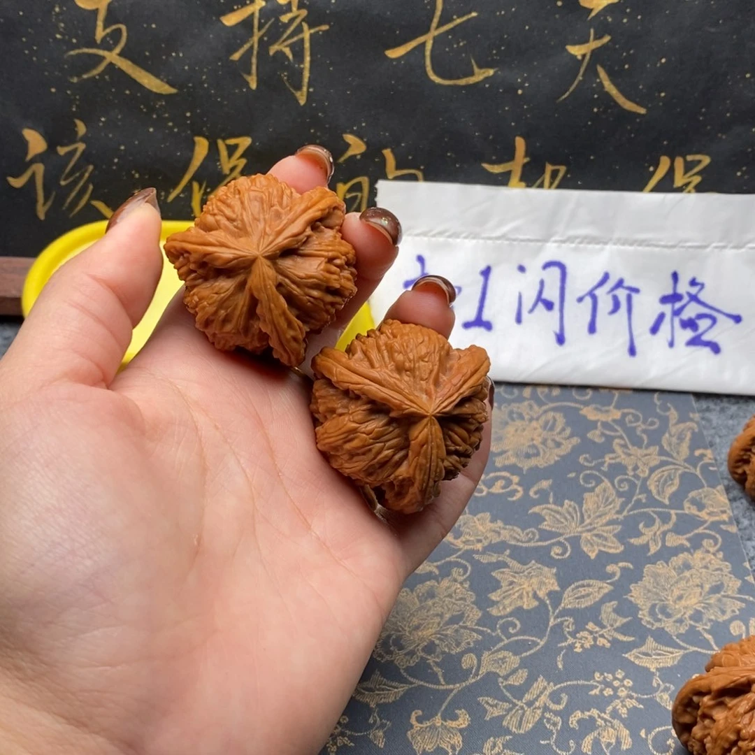 吊坠文玩核桃向**右