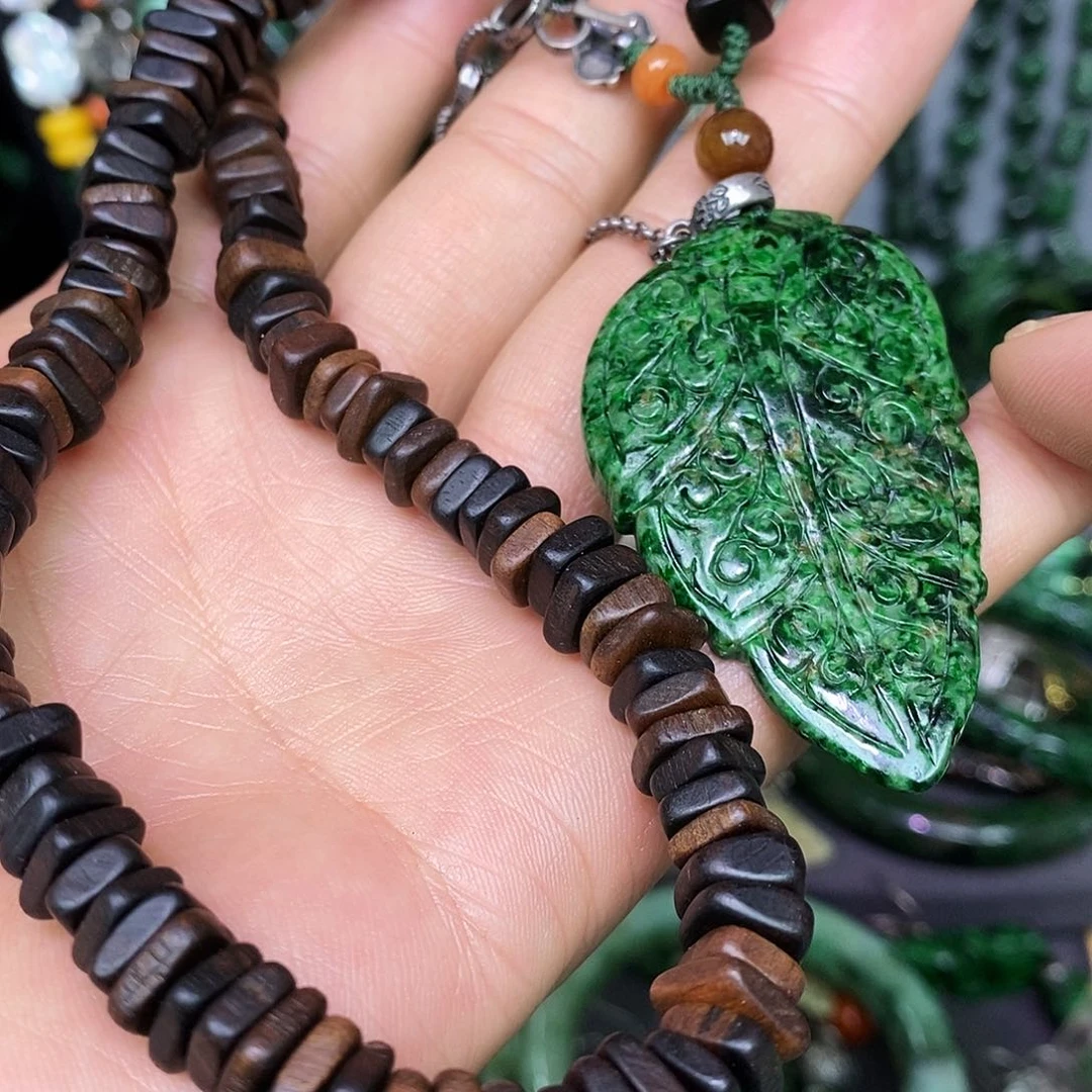 颈饰未镶嵌翡翠漂亮美眉