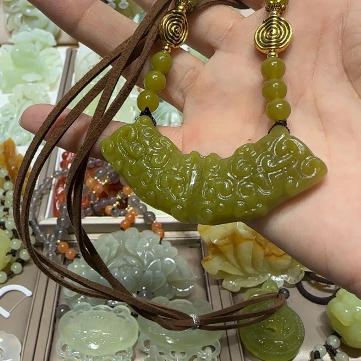 蛇纹石玉吊坠未镶嵌