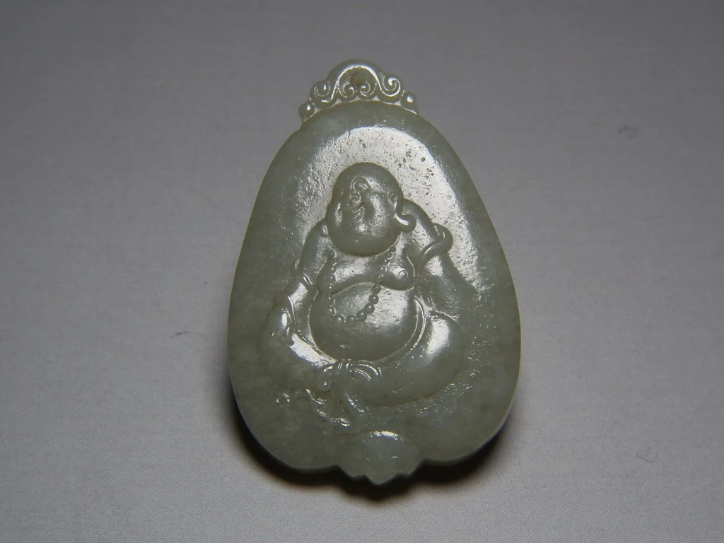 Bc96 几十年的和田玉带沁带糖色单面工浅浮雕蝙蝠弥勒佛大坠佩