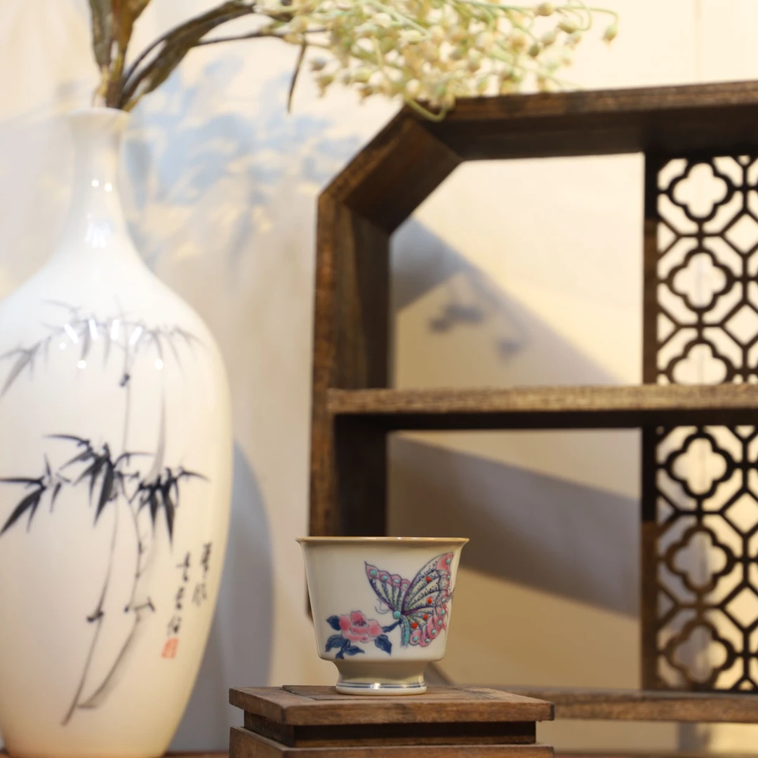 斗彩蝶恋花高足杯