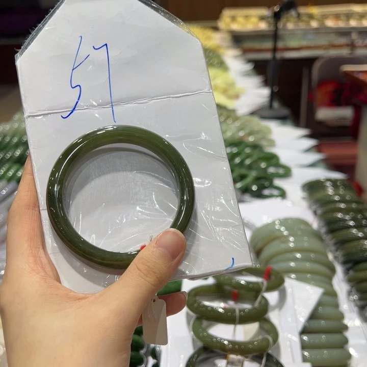 和田玉未镶嵌手镯