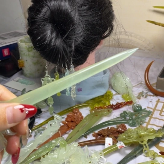 蛇纹石玉发饰未镶嵌云*