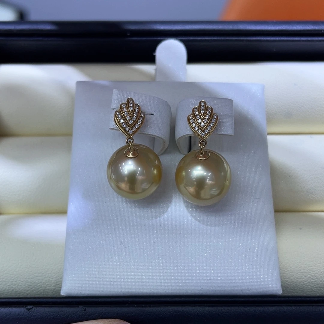 18K金镶嵌海水珍珠耳饰律****润