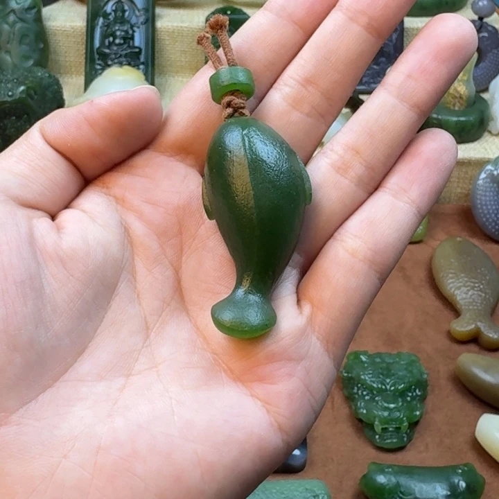 兜***糖和田玉未镶嵌颈饰