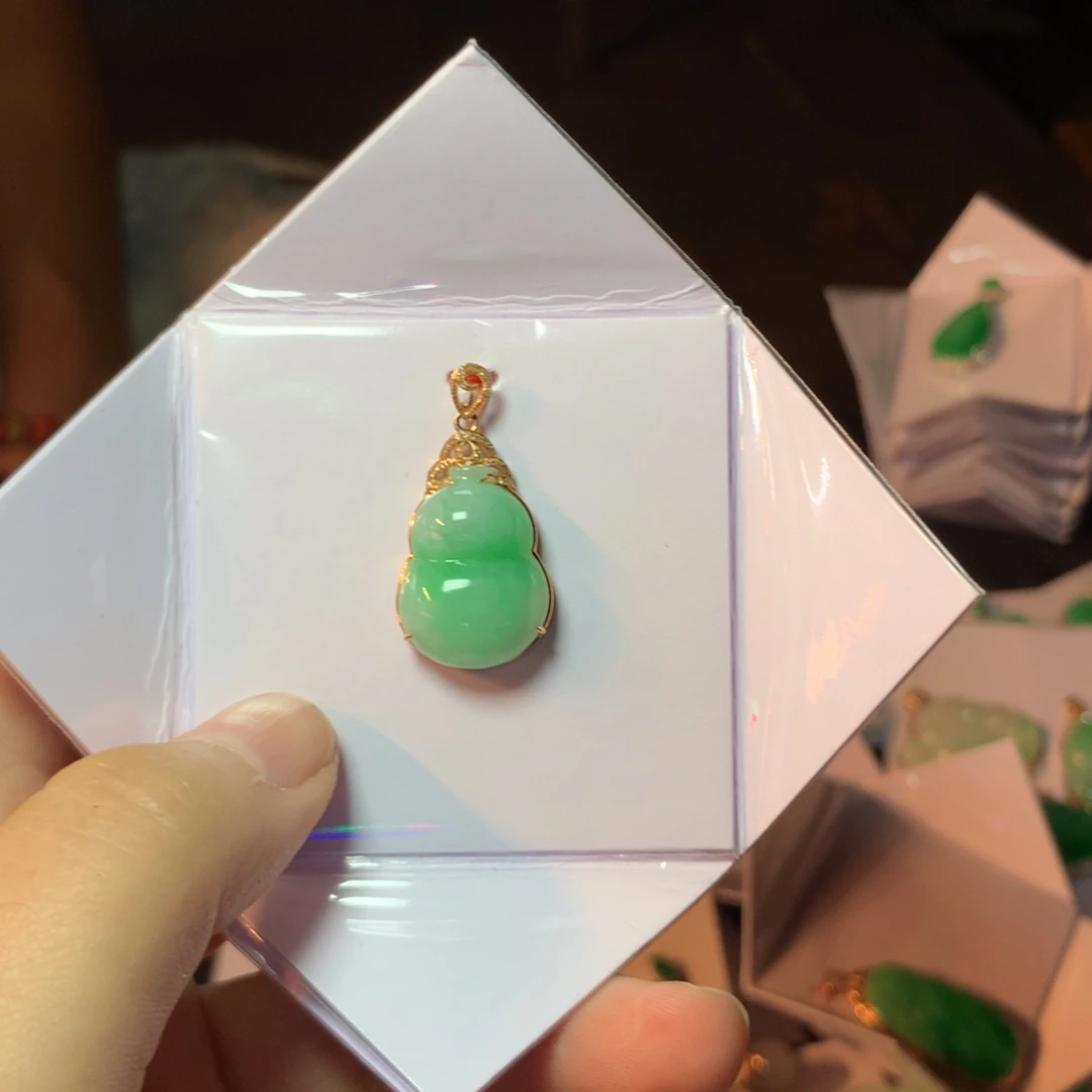 待***续颈饰18K金镶嵌翡翠葫芦