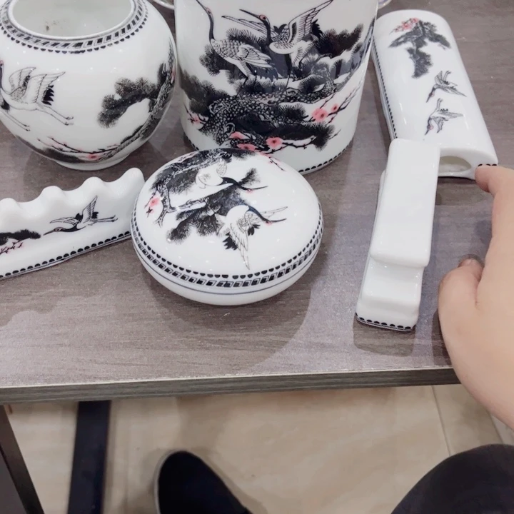 碟釉下五彩的瓷器和瓷器