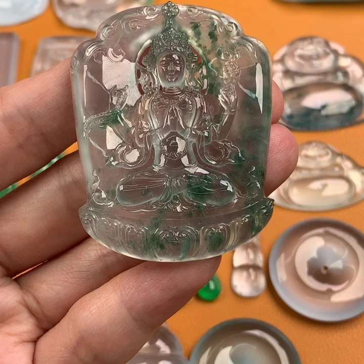 翡翠未镶嵌颈饰…..