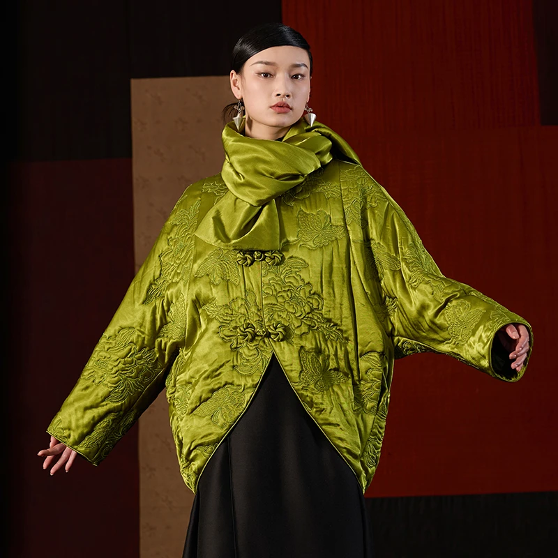 界内界外新中式文艺重工刺绣围脖宽松茧型短款棉服外套J43M8013-1
