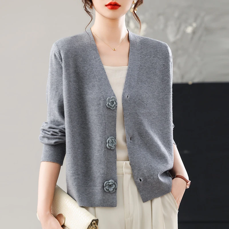 早秋玫瑰花扣V领针织开衫2025秋季新款短款洋气外搭上衣毛衣外套