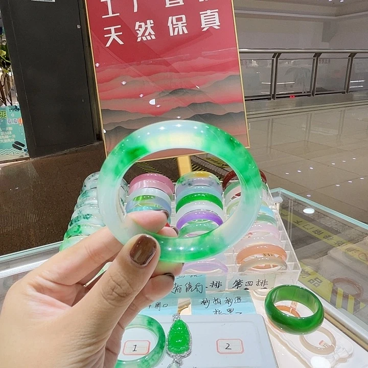 石英质玉手镯未镶嵌乖****平独龙玉手镯