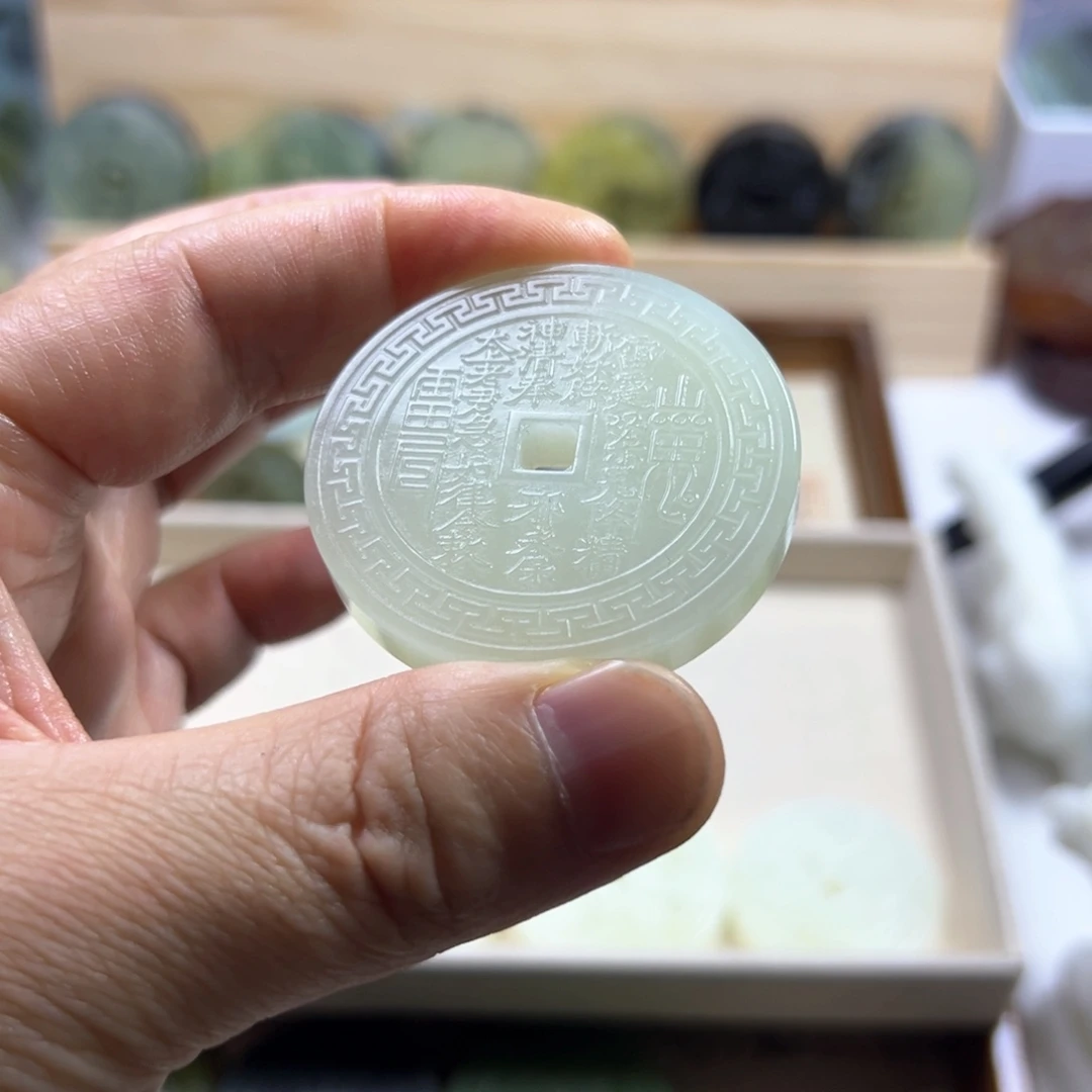长***鹿蛇纹石玉合金颈饰