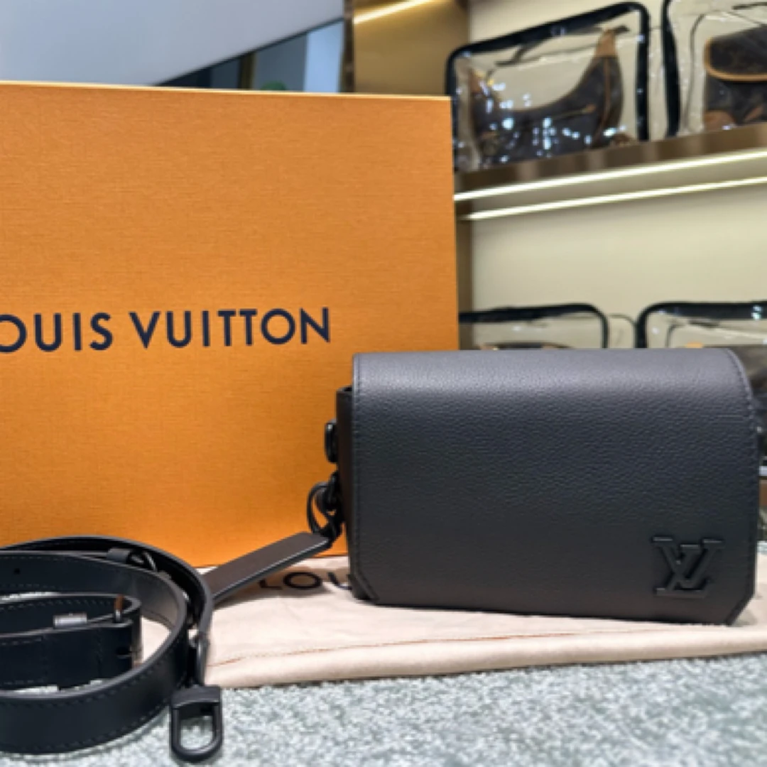 99新 LouisVuitton/路易威登 Flap 黑色全皮斜挎包 芯片款