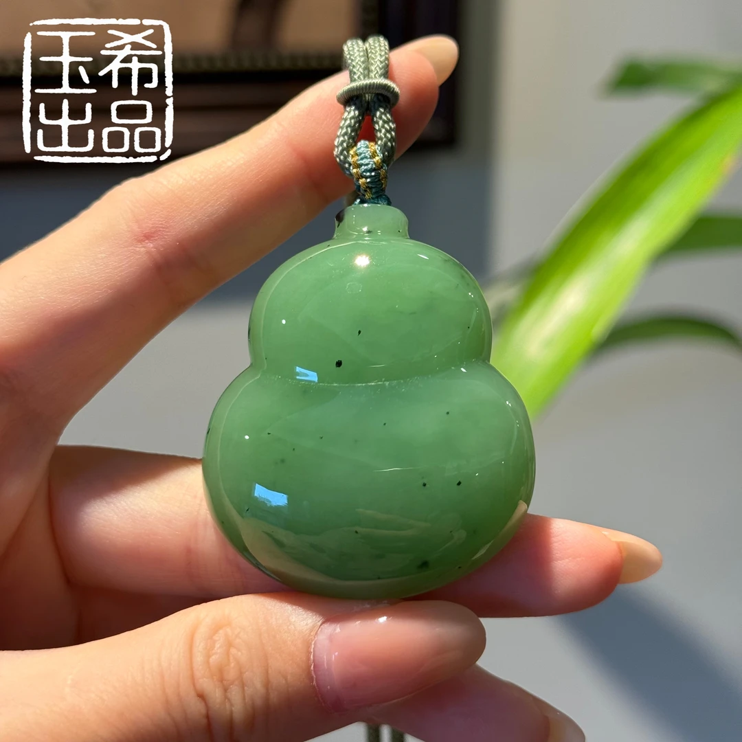 珍藏级 和田玉 俄料 乌兰海 苹果绿 胖葫芦吊坠