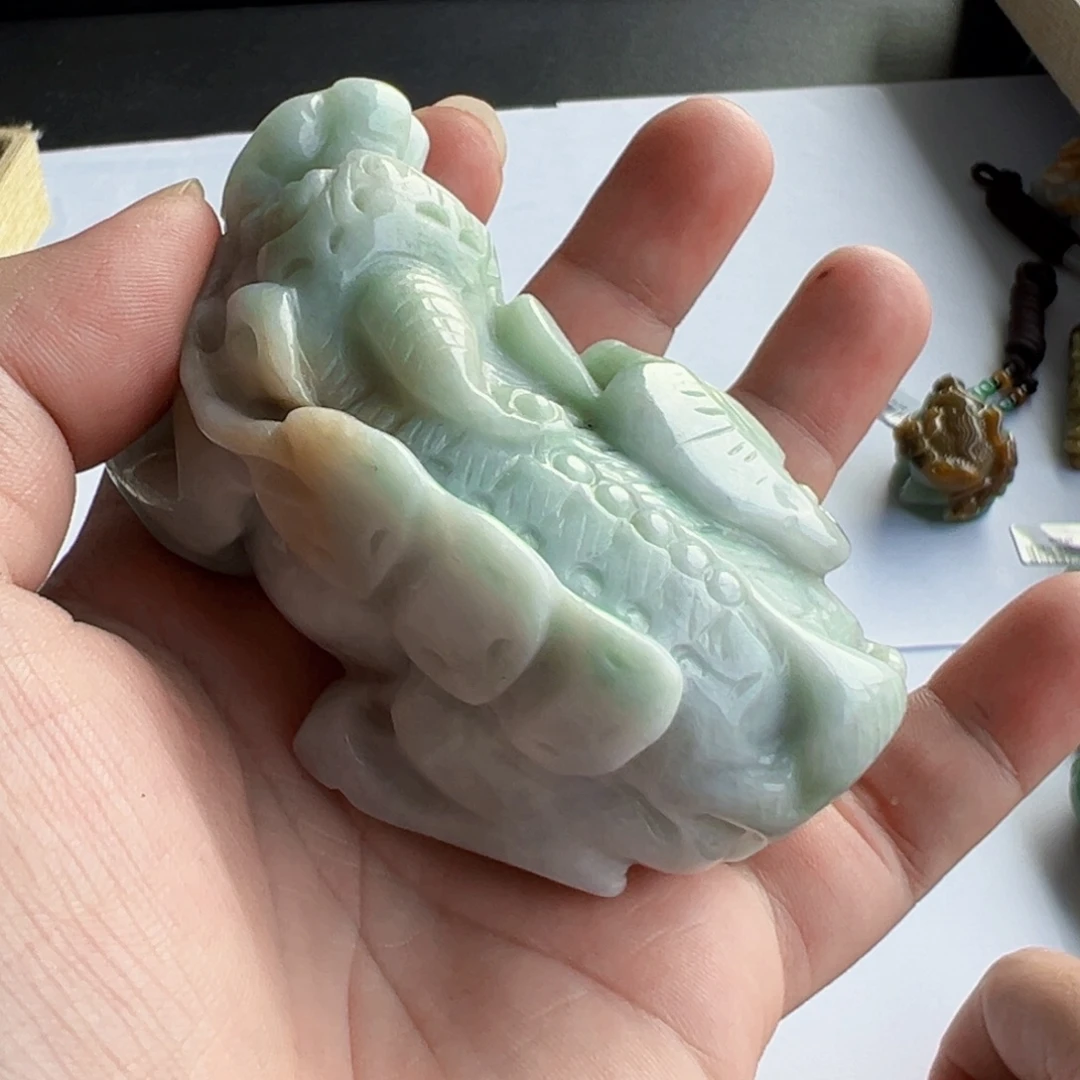 翡翠未镶嵌颈饰貔貅